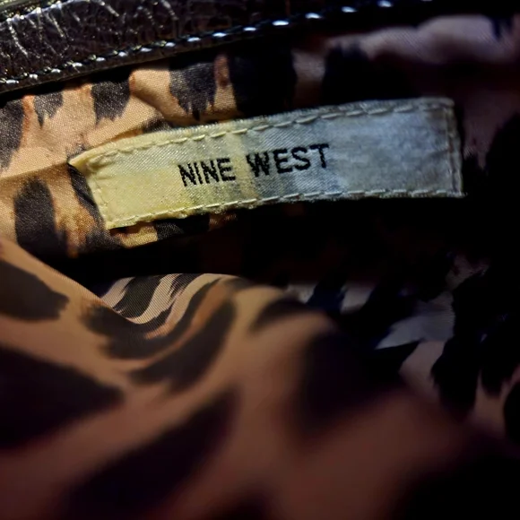 EUC Nine West clutch mid size clutch in silver with magnetic clasp like new - Picture 6 of 6